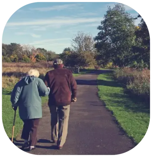 Vieux couple marchant sereinement vers l'avenir